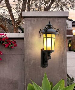 Đèn tường ngoài trời Tân cổ điển