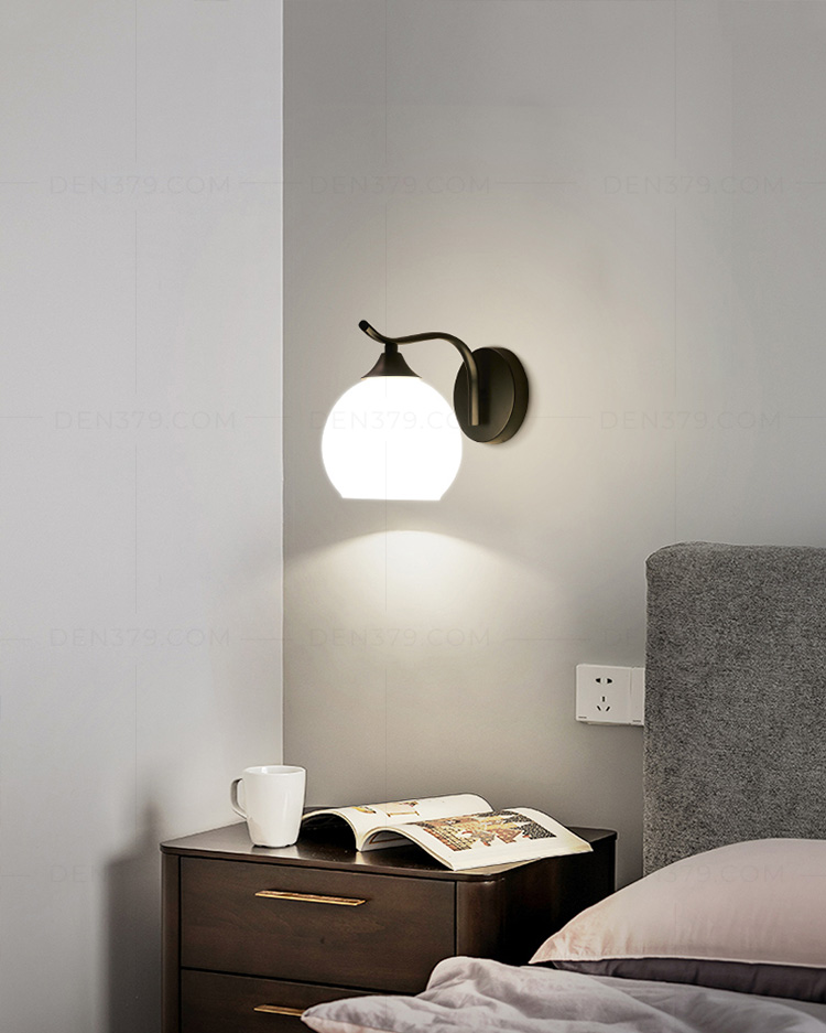 Đèn tường chụp thủy tinh trắng thân sơn đen SC117