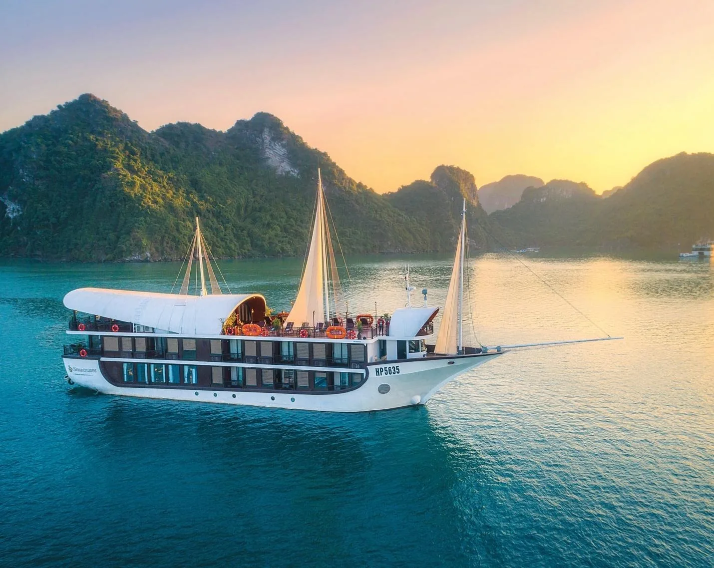 luxury Ha Long Bay cruise_2