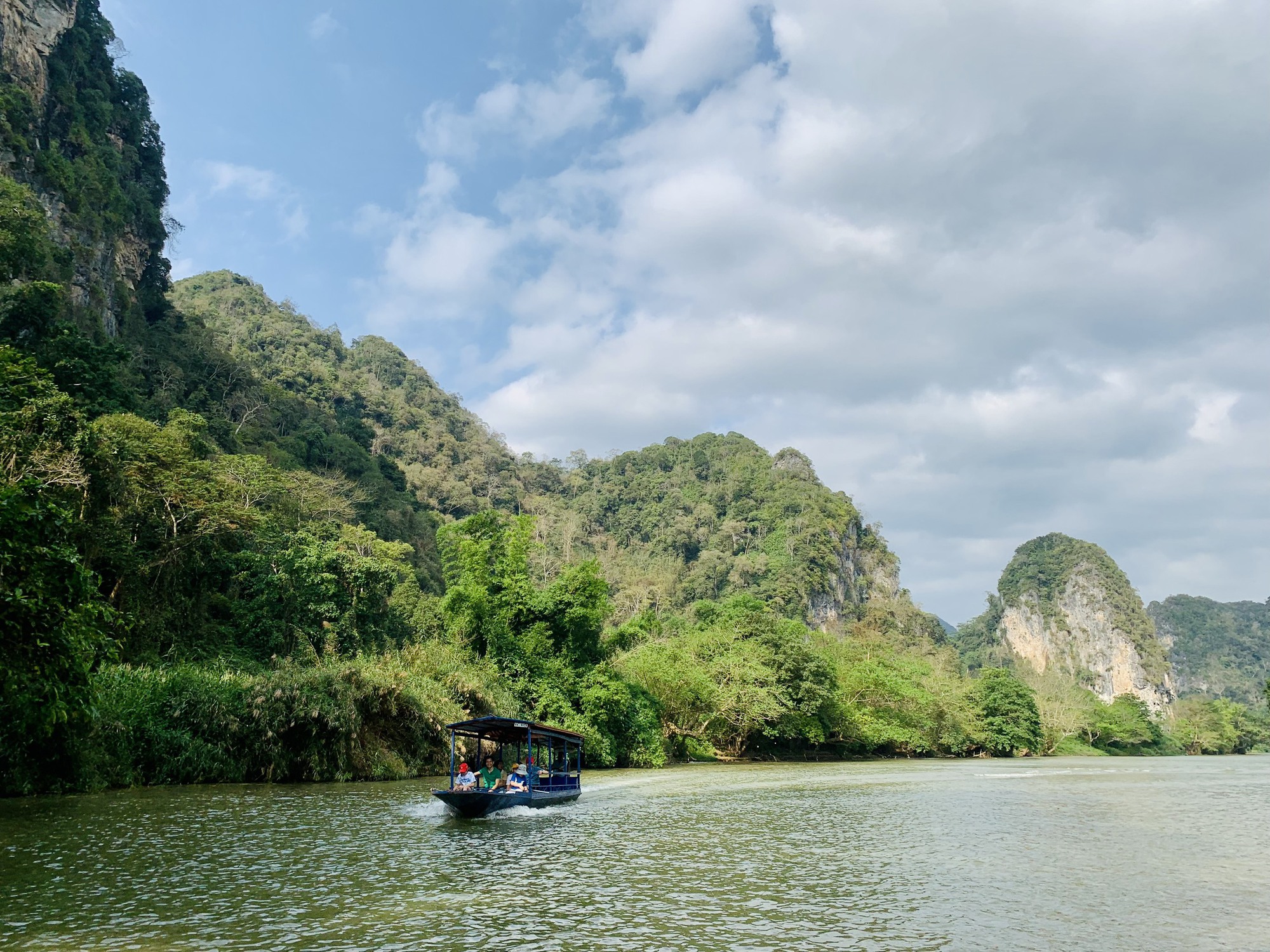 things to do in Ba Be Lake with kids