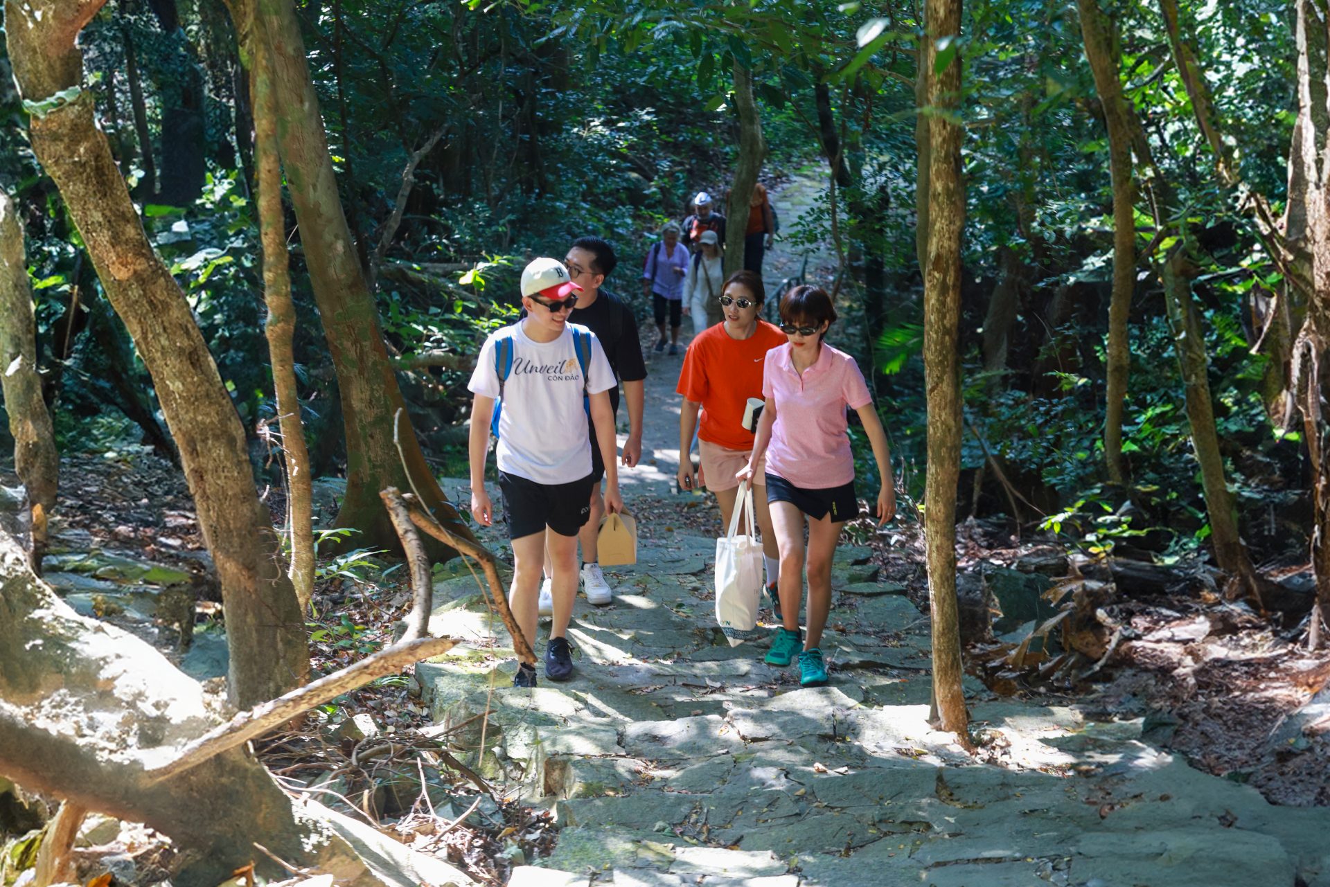 Family trekking in Vietnam_3