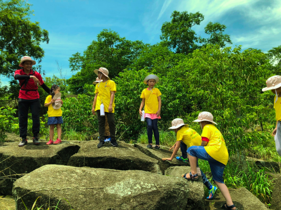Family trekking in Vietnam_7