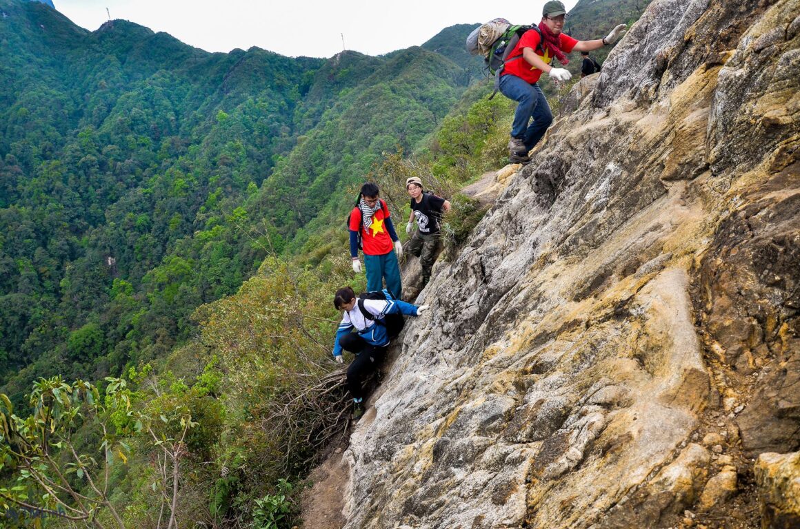 Fansipan trekking porters_1