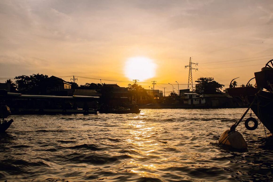 best time to visit Mekong Delta floating market_1