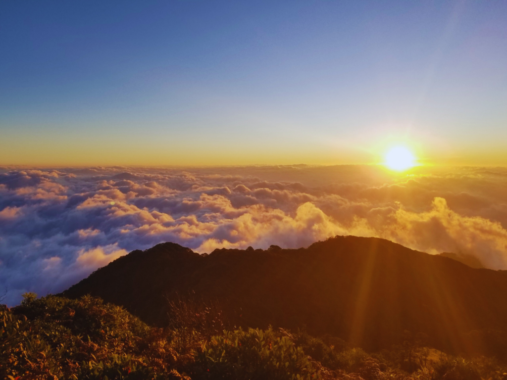 easy sunrise hikes in Vietnam_thumb