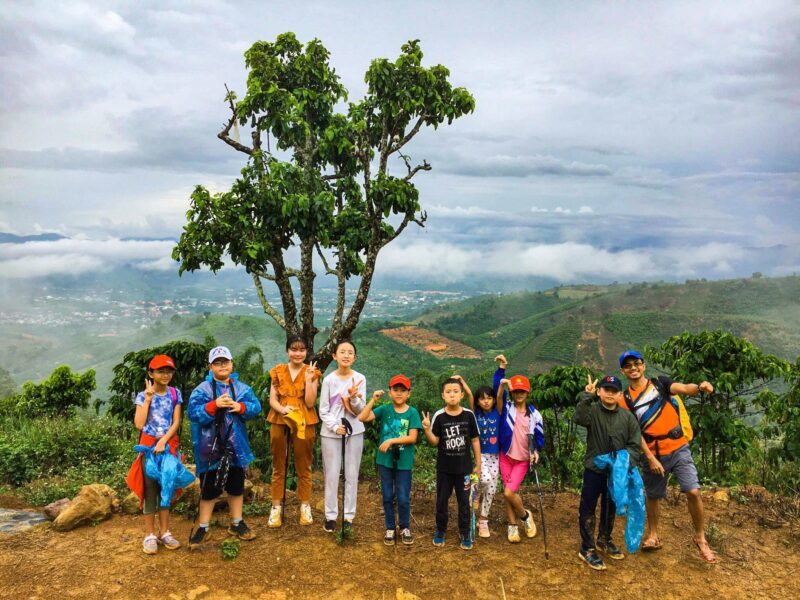 family hiking Vietnam_4