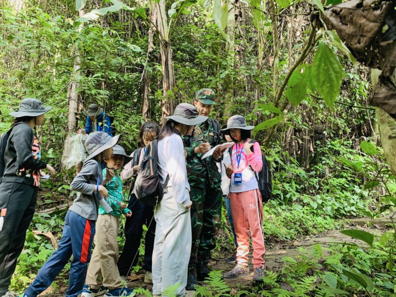 family hiking Vietnam_5