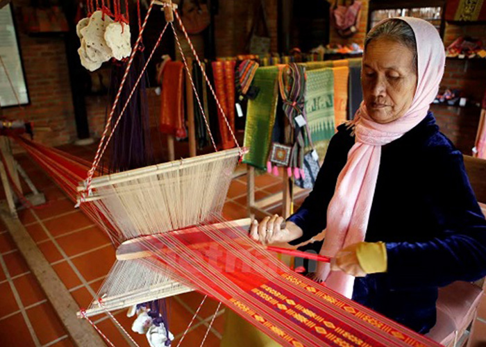 My Nghiep Cham weaving village