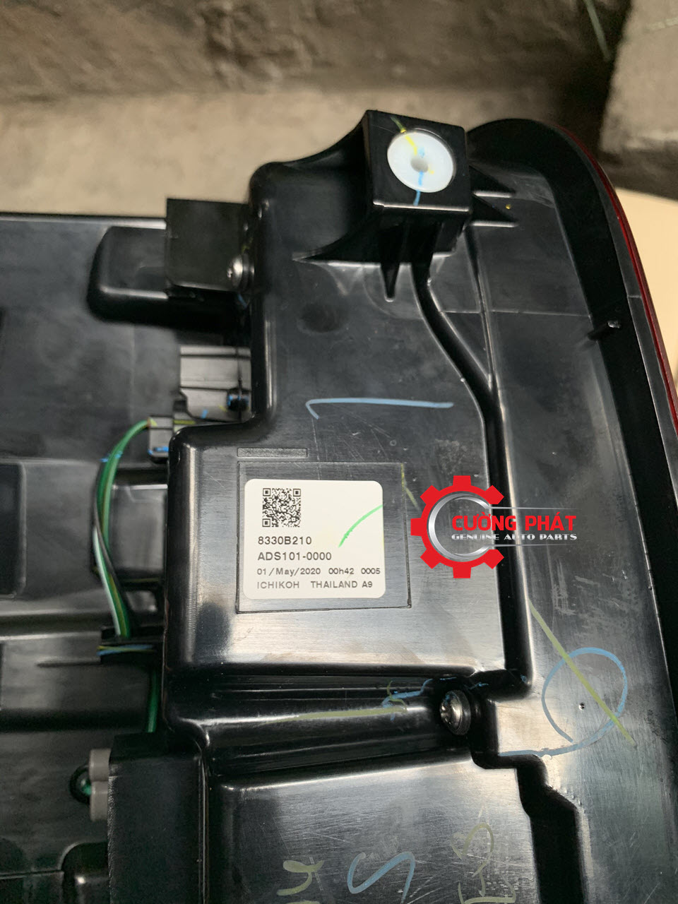 Tem mã mặt sau đèn hậu Triton 2019-2024 bản halogen