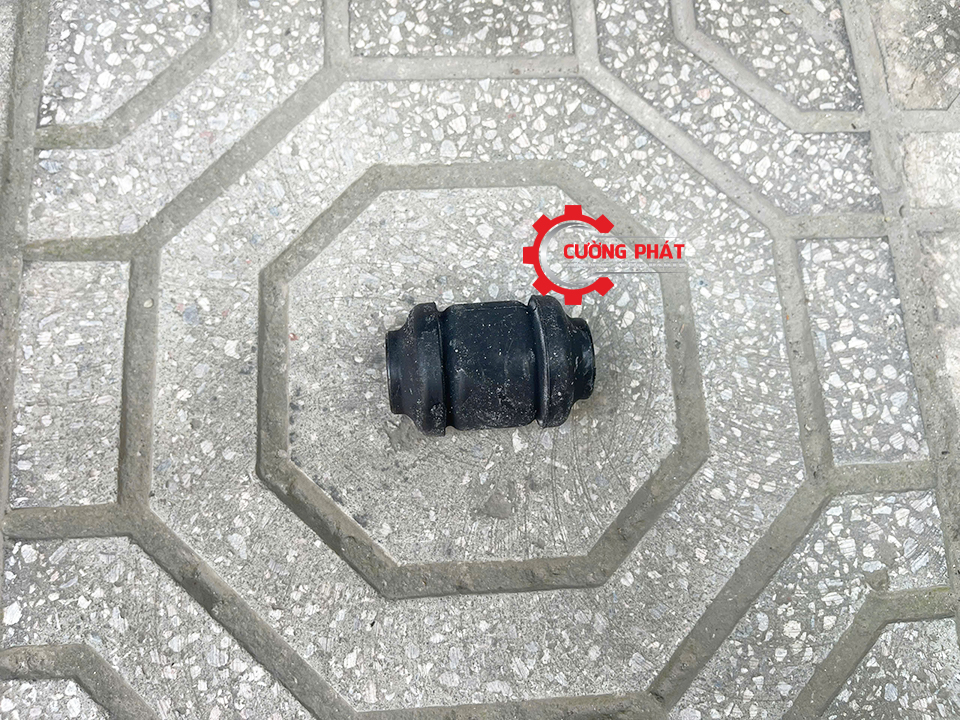 Góc chụp cận cảnh cao su càng A nhỏ Xpander chính hãng