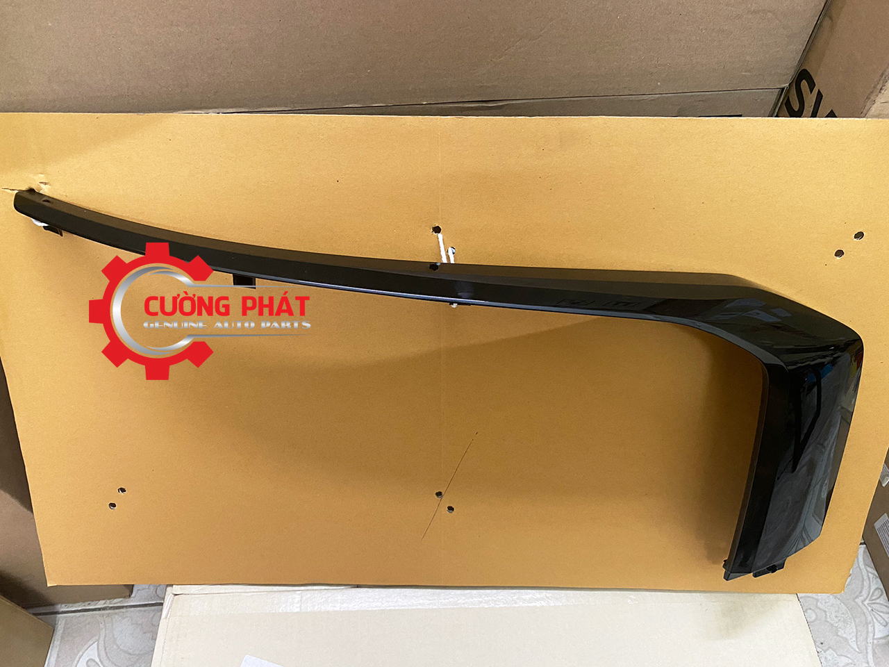 Góc chụp cận cảnh ốp đen cản trước Triton Athlete 2021-2024