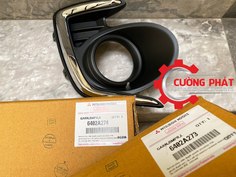 Chi tiết tem mã ốp đèn cản trước Attrage 2015-2018 chính hãng