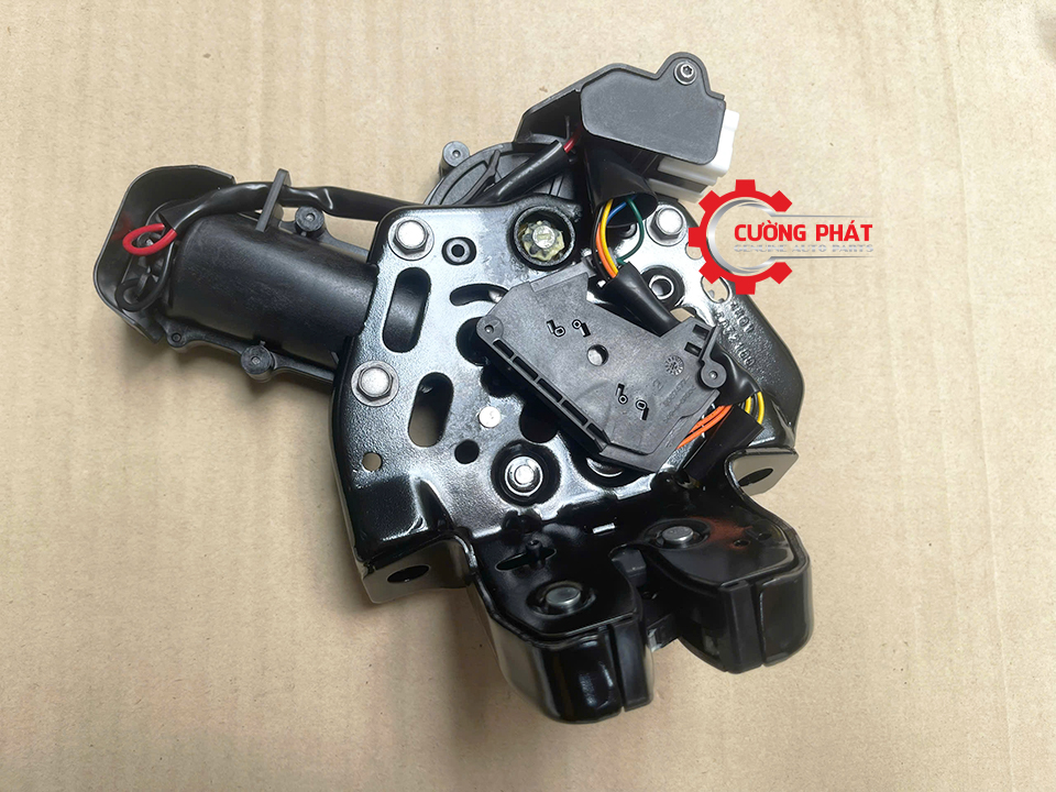 Góc chụp cận cảnh ổ khóa cốp Xforce chính hãng
