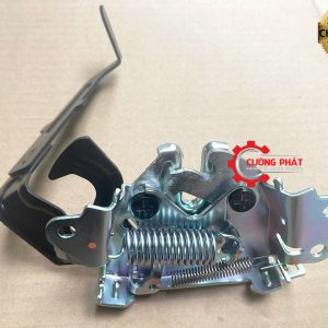 Góc chụp cận cảnh ổ khóa capo Triton 2015-2024
