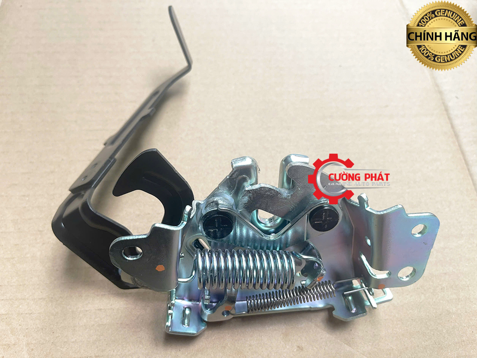 Góc chụp cận cảnh ổ khóa capo Triton 2015-2024