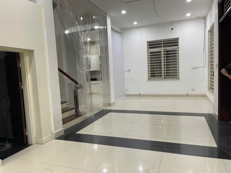 Cho thuê mặt phố Cao Xuân Huy 180m2 x 4t, gara ô tô, kinh doanh cực đỉnh ( CTV 5678 )