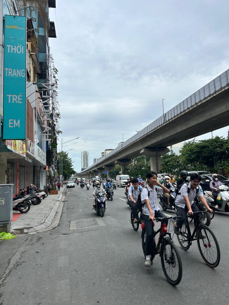 Mặt phố Nguyễn trãi- Thang máy. Sát đại học Hà nội; gần bên xe buýt