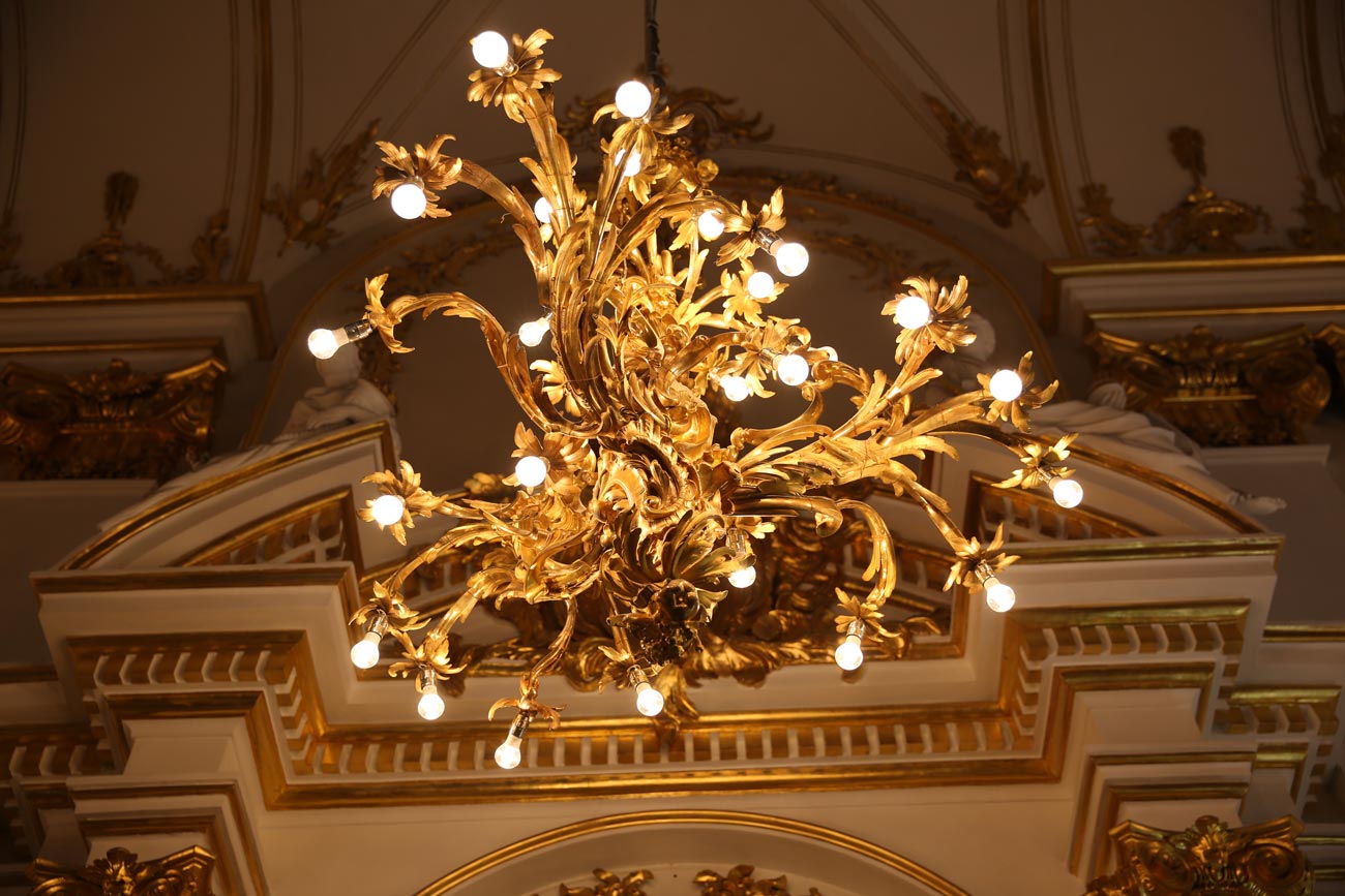 đèn chùm đồng cung điện mùa đônga