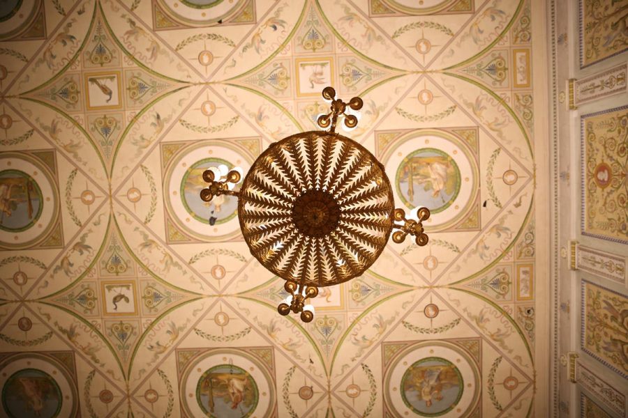 đèn chùm đồng cung điện mùa đông