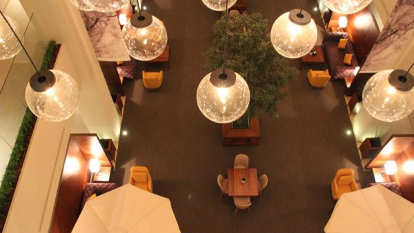 đèn trang trí khu vực bàn ăn khách sạn