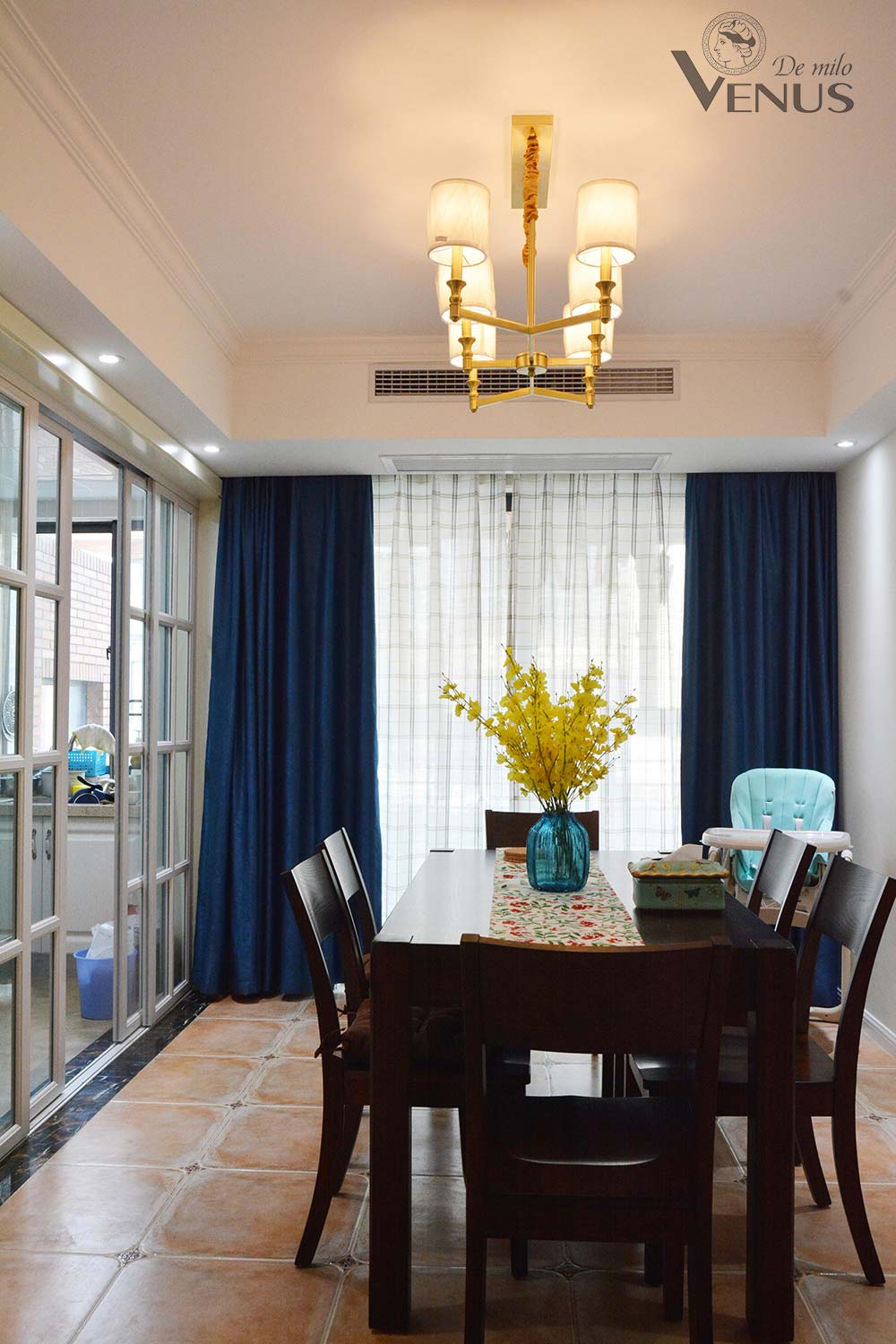 đèn chùm khu vực bàn ăn