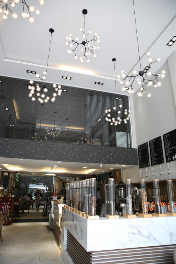 đèn thả chóa thủy tinhĐèn nhành cây, hay gọi là đèn Hera, đây là kiểu đèn xuất phát từ Ý, nhưng nguyên bản gốc đèn phải có thành lên đến cả 10.000USD. Tuy nhiên nhưng phiên bản copy cũng không kèm phần đẹp so với nguyên bản gốc, có phần còn nhỉnh hơn cả về chủng loại thiết kế. Đèn nhành cây hera có hai dạng chính Đèn hình tròn: Trong đèn hình tròn lại chia ra thành loại lá nhựa, lá thủy tinh, mỗi loại lá nhựa hay lá thủy tinh lại có loại lá trong suốt, loại chao vàng, loại chao mờ. Đèn hình dạng chùm: Đèn dạng chùm cũng chia tương tự như hình tròn. Đèn cây hera dù phiên bản nào cũng đều rất đẹp và hấp dẫn, lấy hình dạng nhánh cây mà tư tưởng thiết kế. Bất kỷ ở dạng nào thì số bóng đều phải chia hết cho số 3, vì mỗi nhánh là ba bóng đèn. Nếu muốn mua hình tròn thì hợp lý nhất vẫn là loại có đường kính 800mm – 108 bóng Còn nếu mua đèn hera hình dạng chùm thì loại đường kính 720mm – 45 bóng. Đây là hai loại đẹp nhất trong chủng loại đèn hera. Đèn nhành cây, hay gọi là đèn Hera, đây là kiểu đèn xuất phát từ Ý, nhưng nguyên bản gốc đèn phải có thành lên đến cả 10.000USD. Tuy nhiên nhưng phiên bản copy cũng không kèm phần đẹp so với nguyên bản gốc, có phần còn nhỉnh hơn cả về chủng loại thiết kế. Đèn nhành cây hera có hai dạng chính Đèn hình tròn: Trong đèn hình tròn lại chia ra thành loại lá nhựa, lá thủy tinh, mỗi loại lá nhựa hay lá thủy tinh lại có loại lá trong suốt, loại chao vàng, loại chao mờ. Đèn hình dạng chùm: Đèn dạng chùm cũng chia tương tự như hình tròn. Đèn cây hera dù phiên bản nào cũng đều rất đẹp và hấp dẫn, lấy hình dạng nhánh cây mà tư tưởng thiết kế. Bất kỷ ở dạng nào thì số bóng đều phải chia hết cho số 3, vì mỗi nhánh là ba bóng đèn. Nếu muốn mua hình tròn thì hợp lý nhất vẫn là loại có đường kính 800mm – 108 bóng Còn nếu mua đèn hera hình dạng chùm thì loại đường kính 720mm – 45 bóng. Đây là hai loại đẹp nhất trong chủng loại đèn hera. 