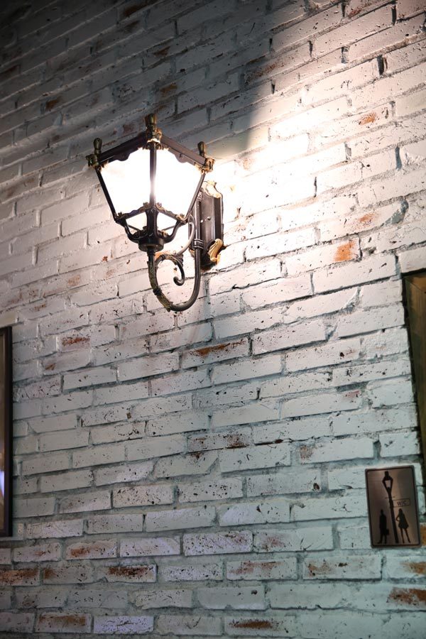 Bộ đèn này là đèn ngoài trời, nhưng được quán đưa vào dùng bên trong để tạo cảm giác đường phố. 