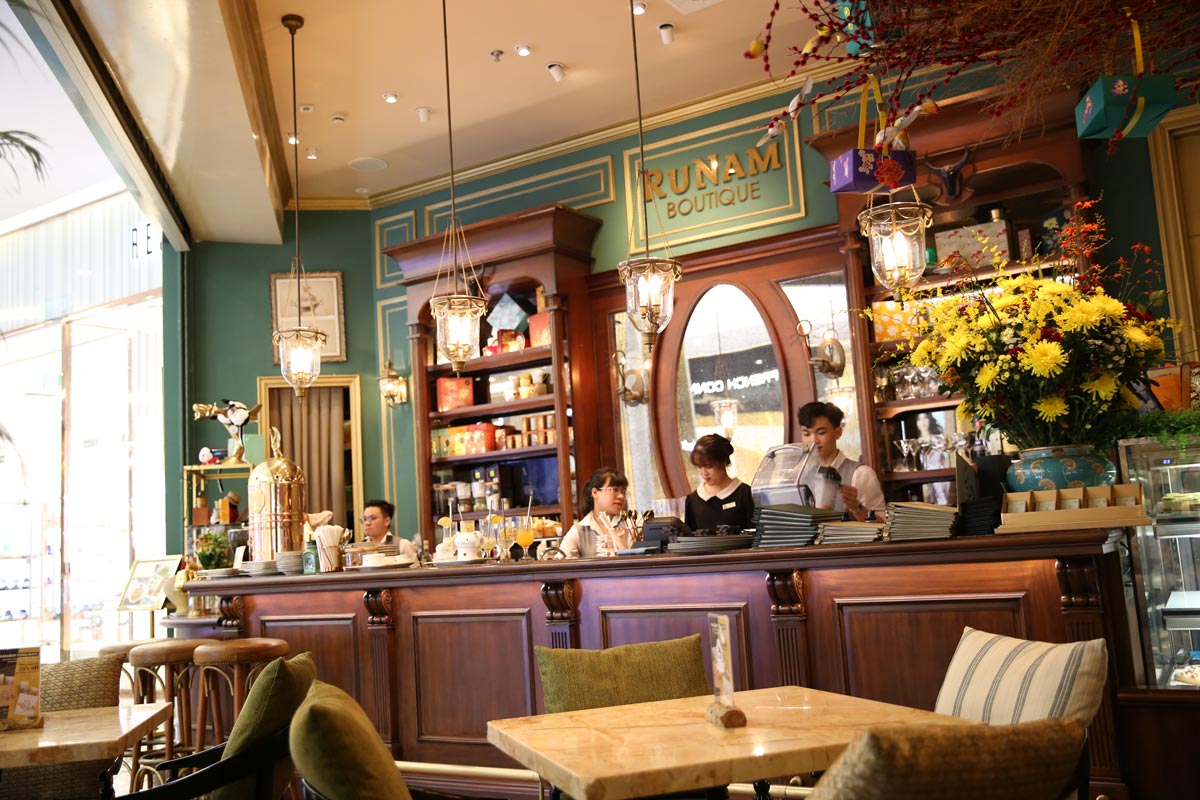 Trang trí nội thất và đèn trang trí cao cấp của quán cafe RuNam Bistro