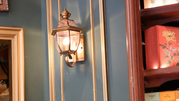 Trang trí nội thất và đèn trang trí cao cấp của quán cafe RuNam Bistro