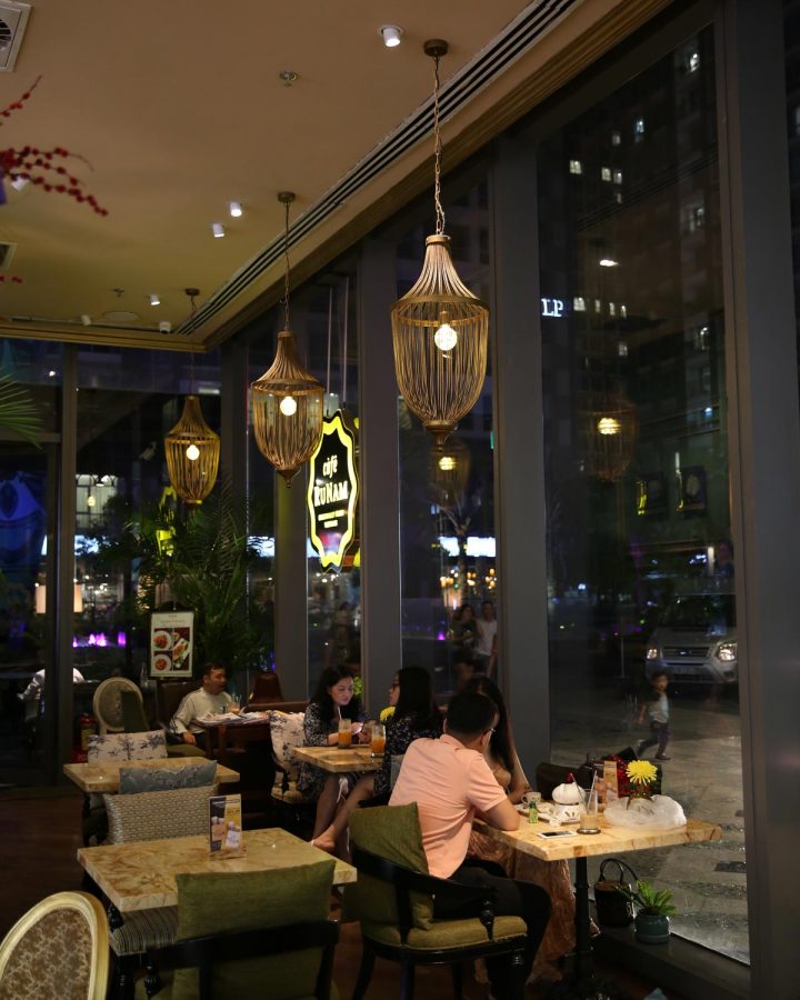 Trang trí nội thất và đèn trang trí cao cấp của quán cafe RuNam Bistro