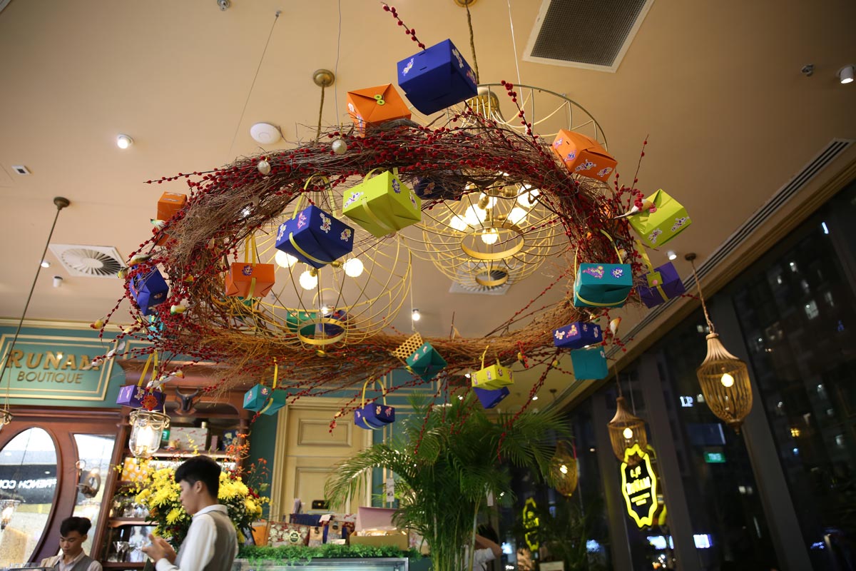 Trang trí nội thất và đèn trang trí cao cấp của quán cafe RuNam Bistro