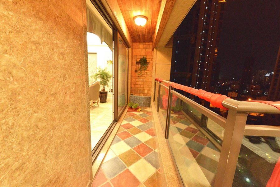 ĐÈN TRANG TRÍ BAN CÔNG