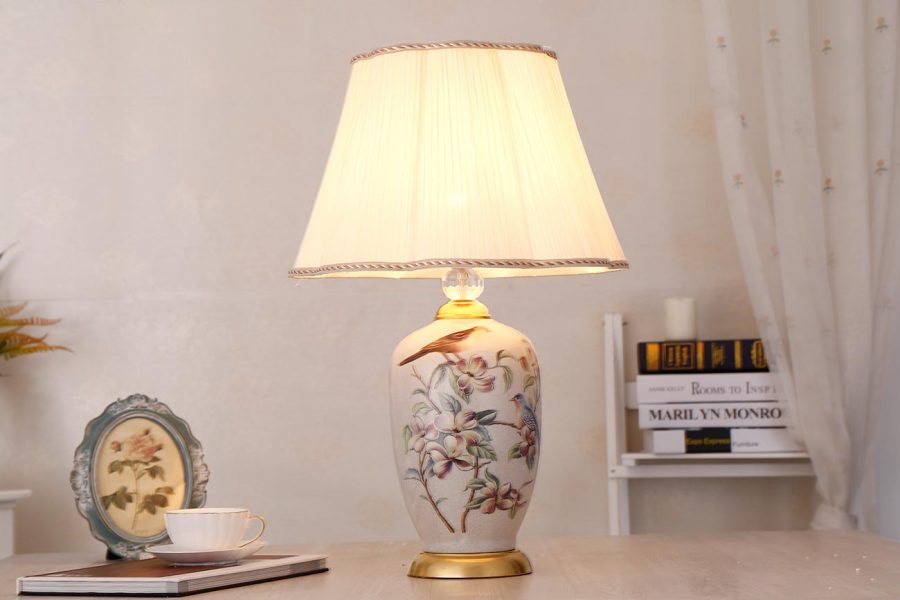 Đèn bàn thân gôm sứ hình bầu