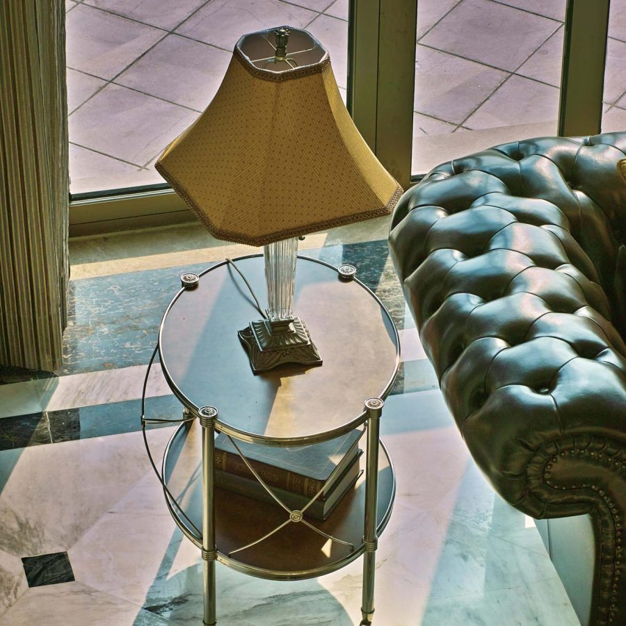 đèn bàn chụp vải thân thủy tinh