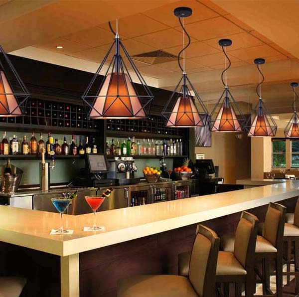Đèn thả kim cương tại quầy bar của một nhà hàng.