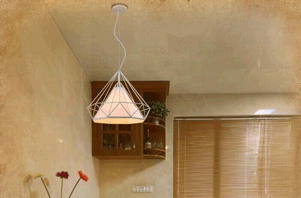 Đèn thả kim cương cũng có thể được sơn bằng nhiều màu khác nhau. Đa dạng trong chọn lựa màu sắc.