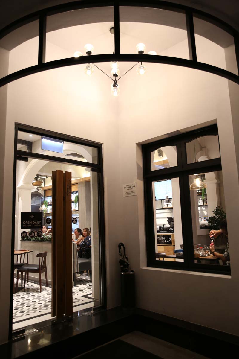Khôn gian và đèn trang trí quán café The Coffee Club Hàn Thuyên Quận 1