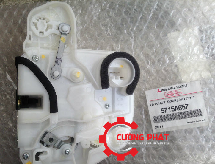 co-cau-khoa-cua-truoc-sau-lai-phu-Attrage (2) Cận cảnh mặt sau cơ cấu khóa cửa Attrage chính hãng