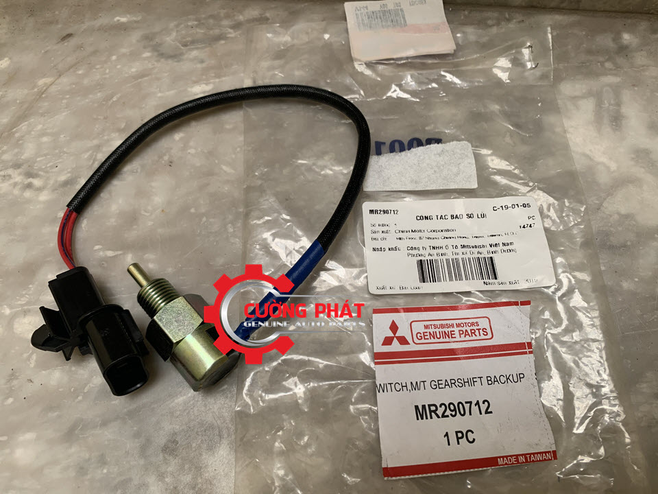Cam-bien-bao-lui-xe-Mitsubishi-Zinger-Jolie-cong-tac-den-phanh-MR290712(1) Hình ảnh cảm biến báo lùi Mitsubishi Zinger, Jolie chính hãng
