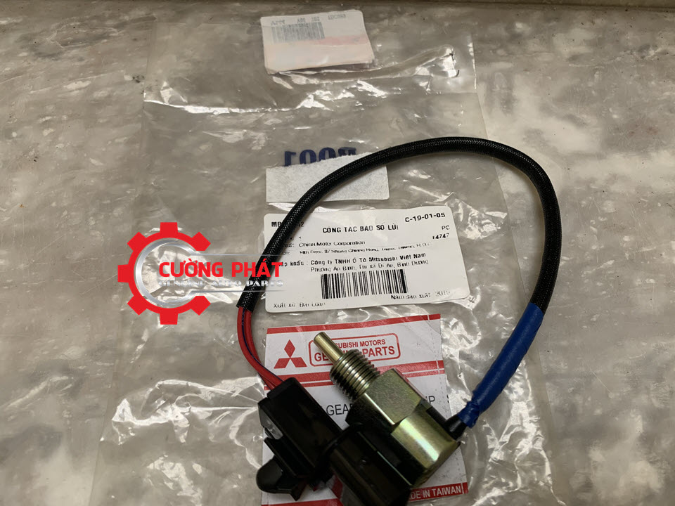 Cam-bien-bao-lui-xe-Mitsubishi-Zinger-Jolie-cong-tac-den-phanh-MR290712(2) Cận cảnh công tắc đèn phanh Zinger, Jolie chính hãng