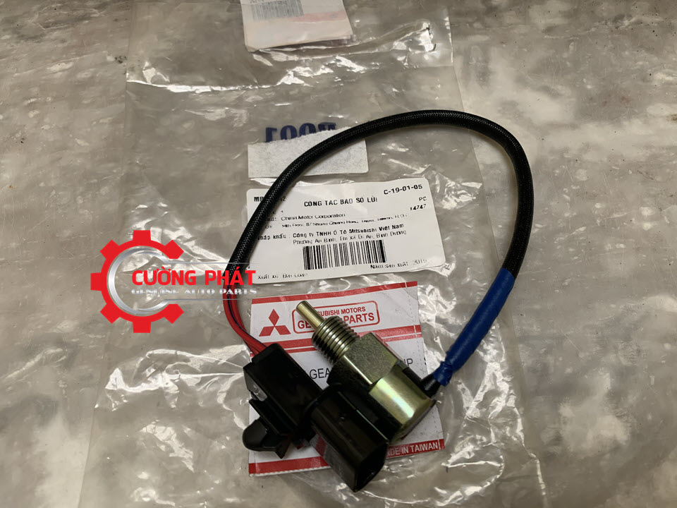 Cam-bien-bao-lui-xe-Mitsubishi-Zinger-Jolie-cong-tac-den-phanh-MR290712(3) Hình ảnh công tắc đèn phanh Zinger, Jolie chính hãng