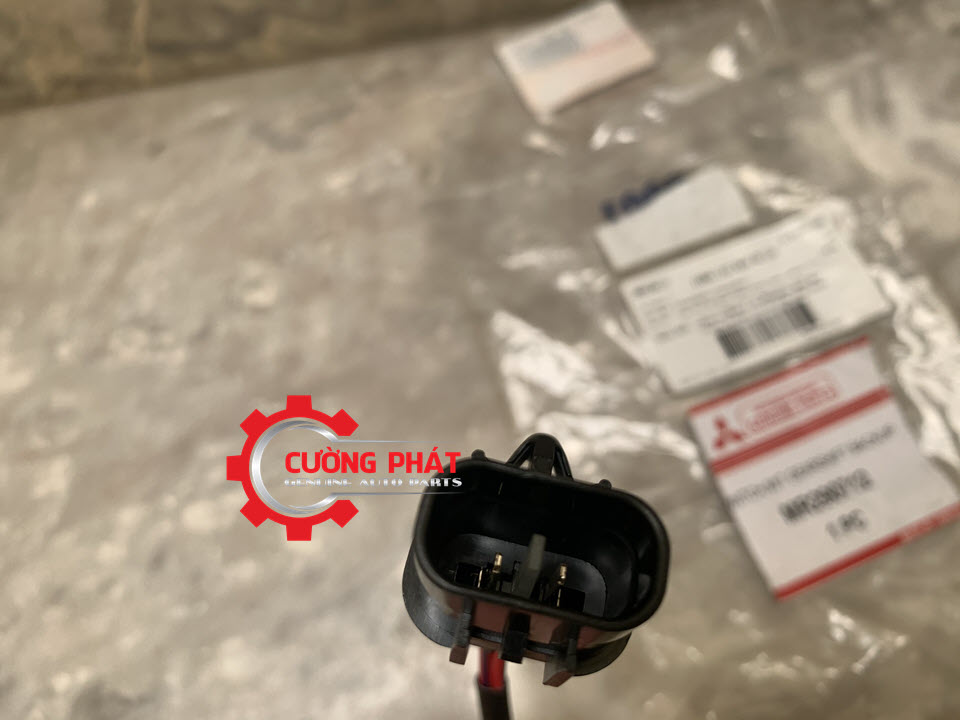 Cam-bien-bao-lui-xe-Mitsubishi-Zinger-Jolie-cong-tac-den-phanh-MR290712(4) Giắc công tắc đèn phanh Zinger, Jolie chính hãng