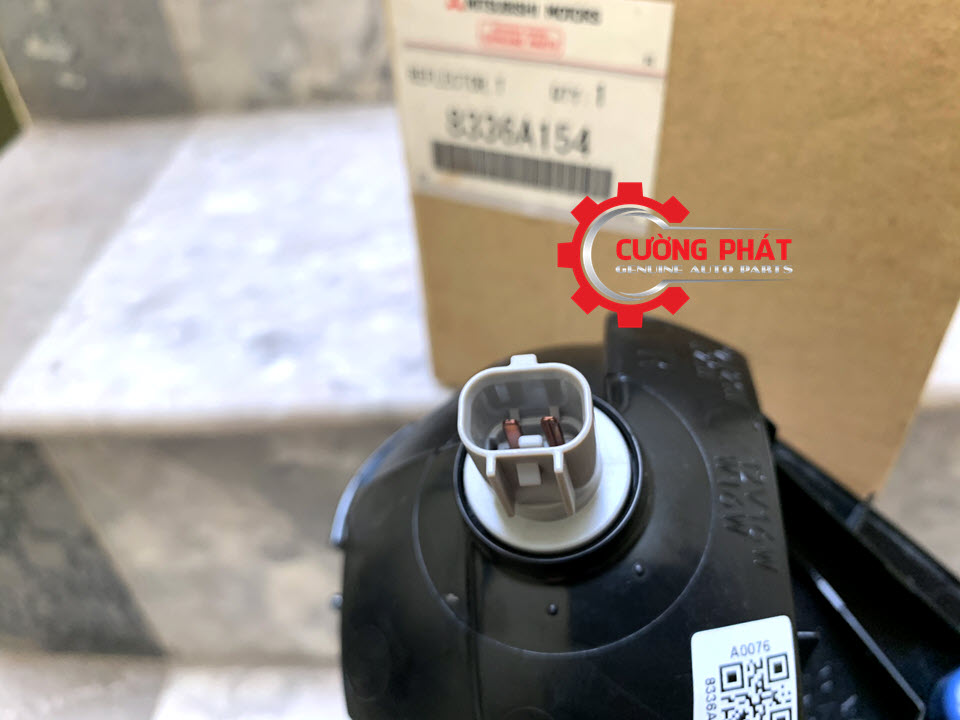 Cận cảnh giắc đèn cản sau Outlander chính hãng
