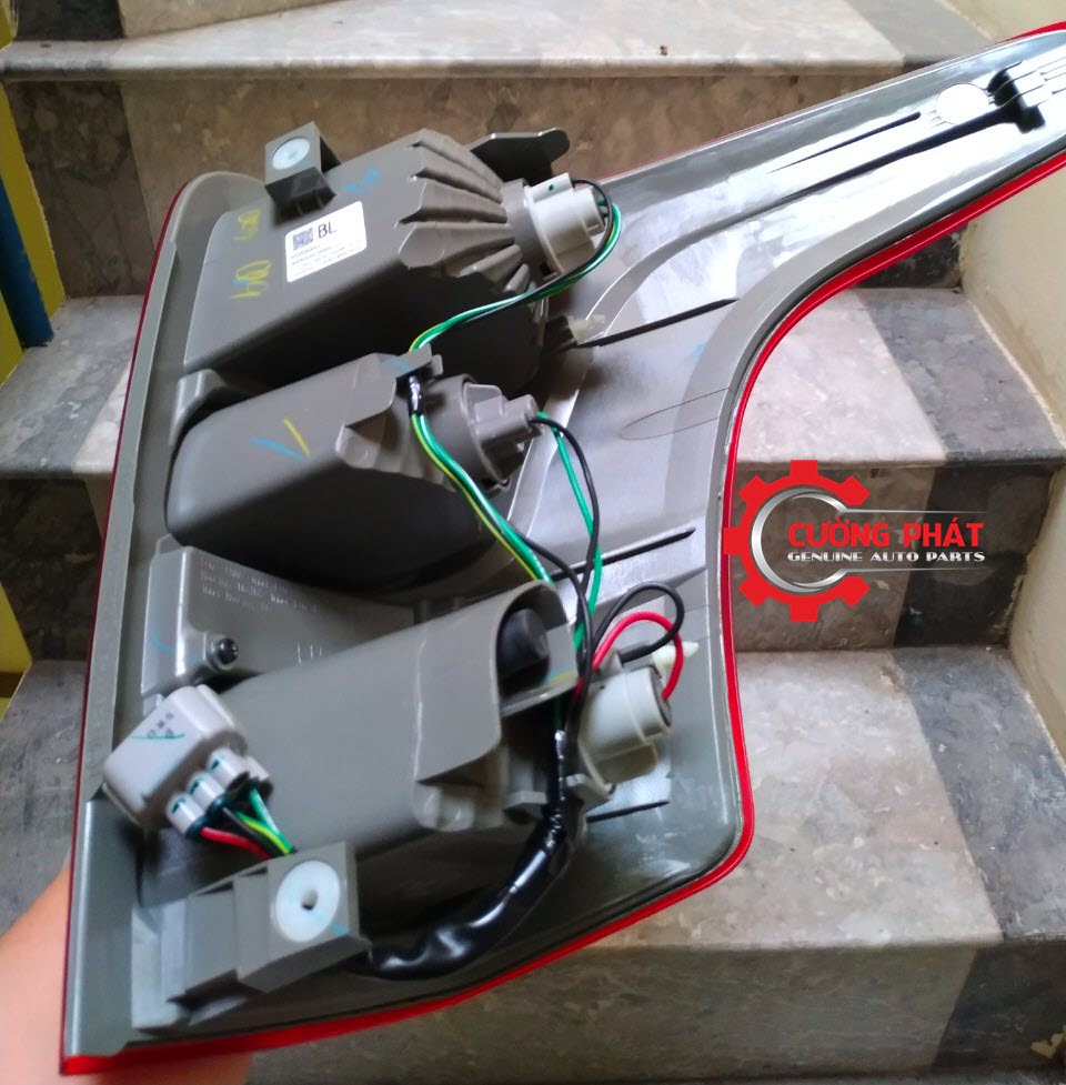Mặt sau đèn hậu Triton 2015