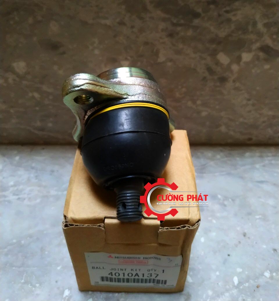 Góc chụp cận cảnh rotuyn đứng trên Pajero, Triton