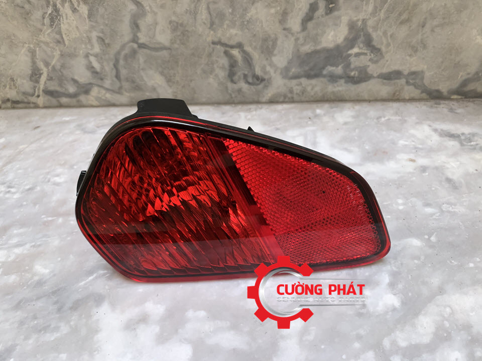 Den-can-sau-Mitsubishi-Outlander-ben-lai-den-bao-lui(3) Hình ảnh đèn cản sau bên trái Mitsubishi Outlander chính hãng