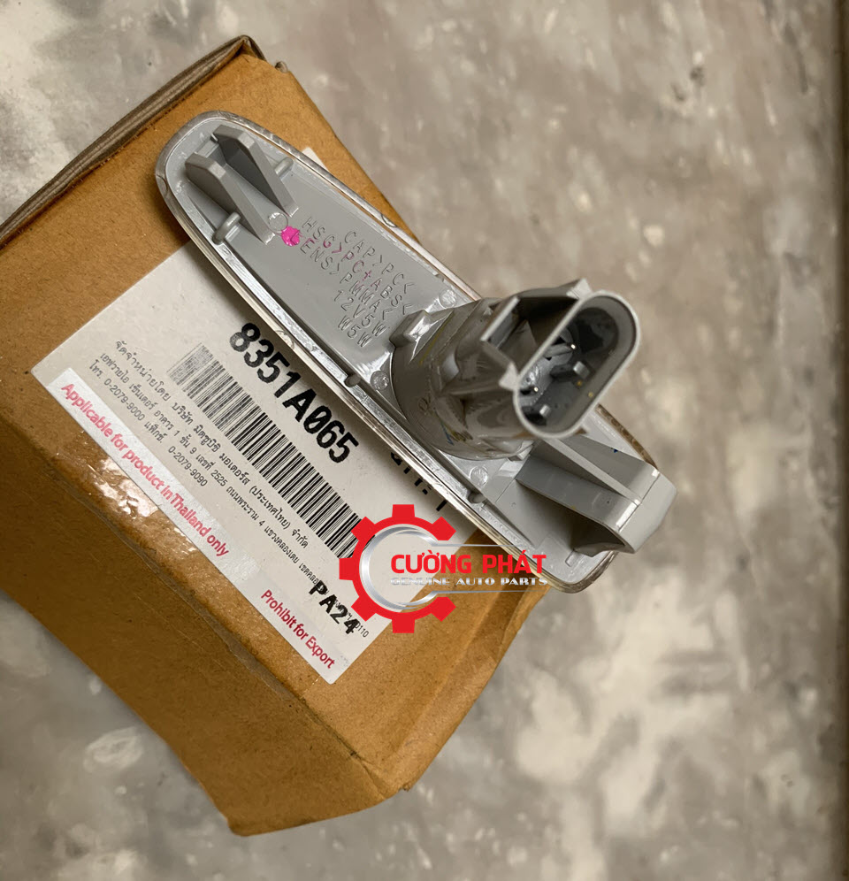 Den-xi-nhan-tai-xe-Mitsubishi-New-Triton-Attrage-8351A065(2) Cận cảnh giắc đèn xi nhan tai xe Attrage, New Triton chính hãng