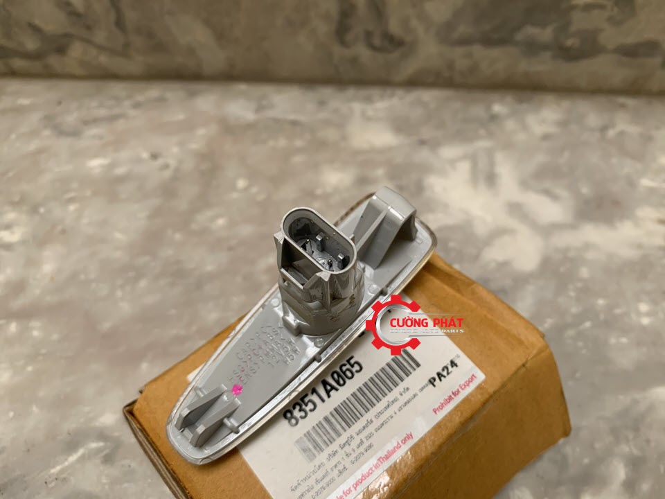 Den-xi-nhan-tai-xe-Mitsubishi-New-Triton-Attrage-8351A065(3) Mặt sau đèn xi nhan tai xe Attrage, New Triton chính hãng