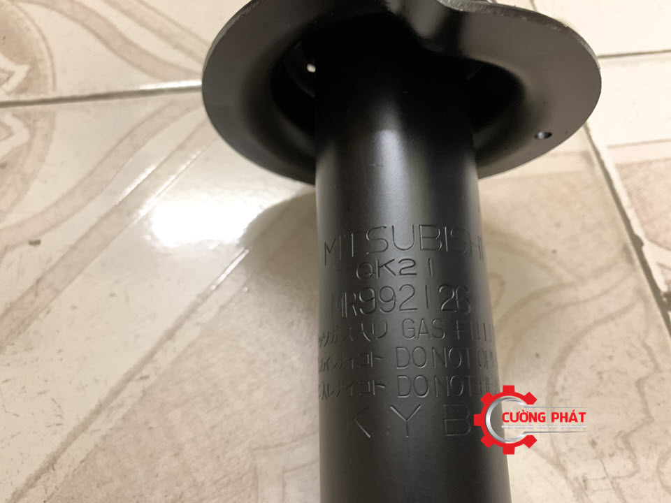 Giam-xoc-Mitsubishi-Pajero-V93-MR992126-phuoc-nhun(2) Chi tiết phuộc nhún trước Pajero ngân hàng chính hãng