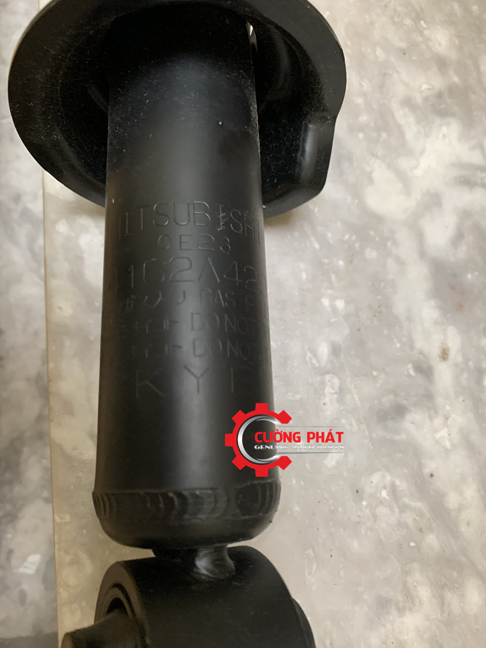 Giam-xoc-sau-Mitsubishi-Outlander-2017-4162A429(2) Phuộc sau Outlander 2017 chính hãng có thông tin dập trên thân phuộc